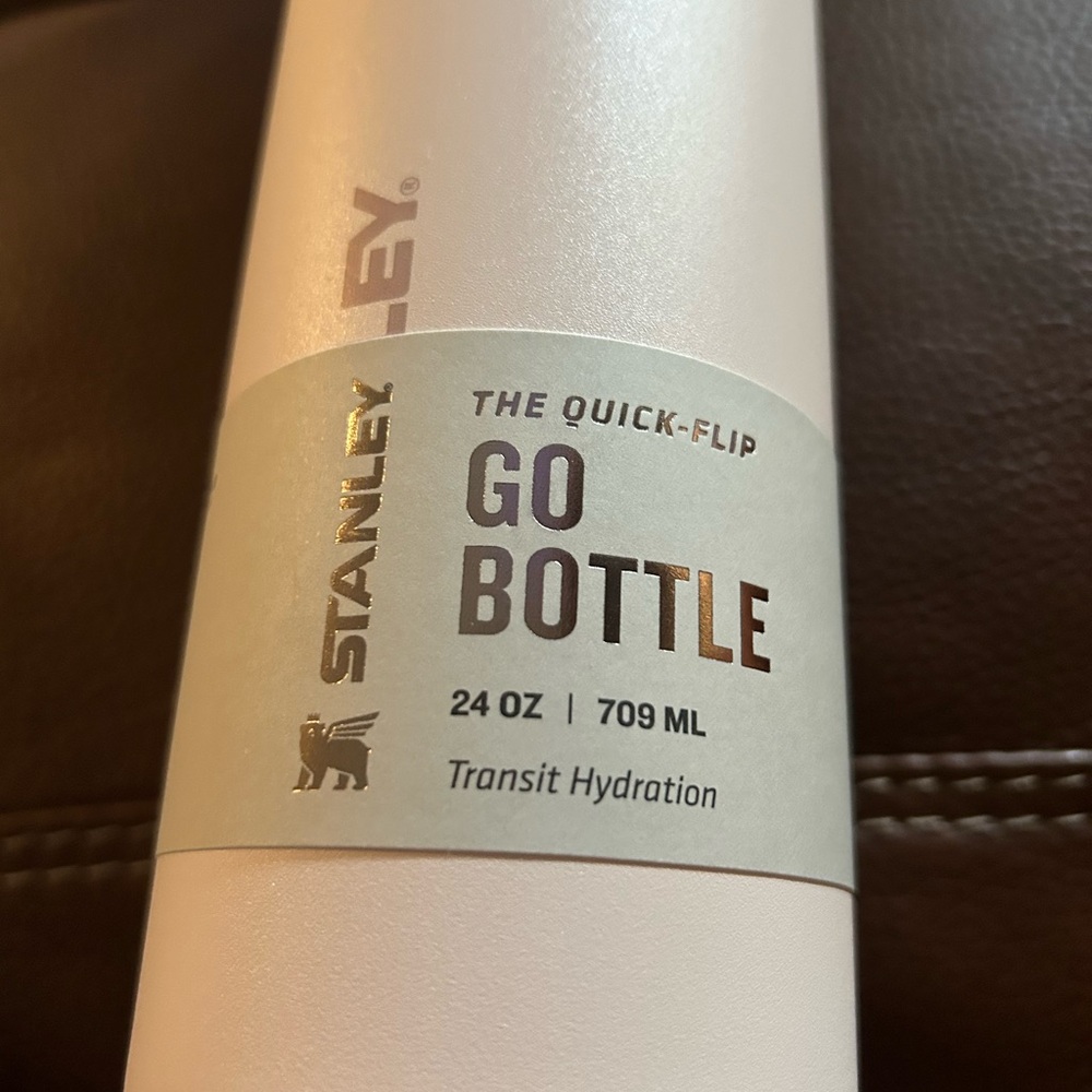 Stanley Quick-Flip Go Bottle in Pink and Gray 24oz - Picture 6 of 8